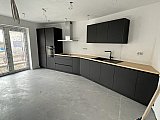 Cuisine  noir Mat avec plan de travail en h&eacute;v&eacute;a verni &agrave; Walcourt - Cuisines &eacute;quip&eacute;es design compl&egrave;tes Cr&eacute;a-M